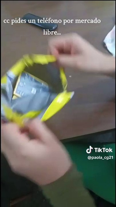 Joven compra celular en Mercado Libre y le llega... ¡una piedra! (VIDEO)