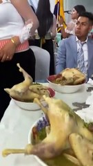 Boda se hace viral por banquete, sirven pollo completo a invitados