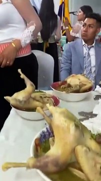 Boda se hace viral por banquete, sirven pollo completo a invitados