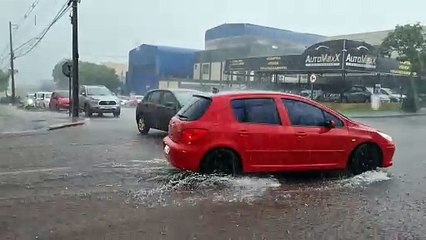 Ônix atinge moto na Rua Cuiabá