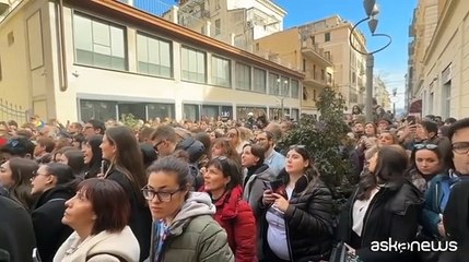Achille Lauro, il bagno di folla per l'esibizione in strada a Sanremo