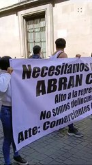 Locatarios y ambulantes se unen y protestan exigiendo reapertura de Moneda
