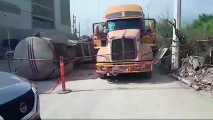 Pipa vuelca con ácido clorhídrico en Santa Catarina (VIDEO)