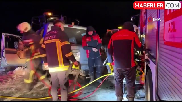 Hafif Ticari Araç İş Makinesine Çarptı: 1'i Ağır 2 Yaralı