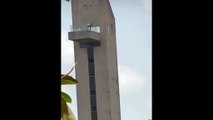 Hombre salta desde el mirador en Villahermosa, Tabasco | VIDEO