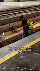 Video viral: hombre con muletas cruza las vías del Metro