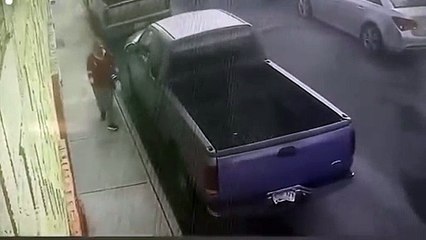 VIDEO: En Centro de Saltillo, ciudadana expone presunto robo de camioneta