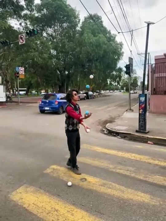 Ricardo, un joven que con malabares apoya a sus padres y sustenta estudios