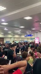 Cantan Cielito Lindo por caída de Microsoft en Aeropuerto de Cancún (VIDEO)