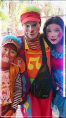 Familia de payasos vende dulces en Mérida tras prohibición en transporte público