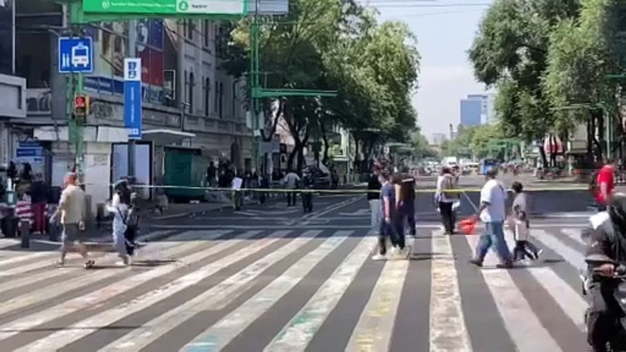 Trabajadores de la CDMX cierran Eje Central por falta de pago desde mayo