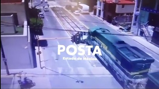 Camión de pasajeros intenta ganarle el paso al tren y es embestido (VIDEO)