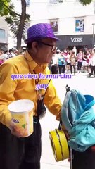 ¡Lo volvió a hacer!, ahora con Te extraño marcha gay, cambia tema de Leo Dan