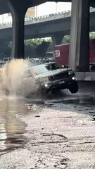 Mega bache sorprende a automovilistas (VIDEO)