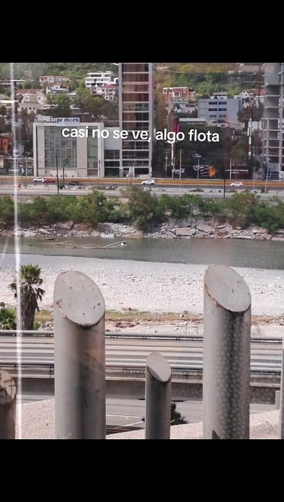Hombre navega relajadamente por el río Santa Catarina (VIDEO)