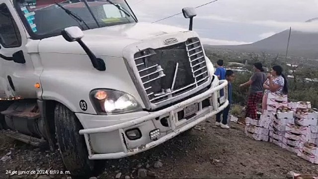 Guardia Estatal atiende volcadura de tráiler cargado con mango