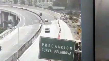 Así fue el momento en que tráiler cae de puente en autopista Saltillo-Monterrey