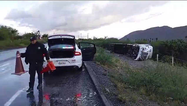 Guardia Estatal brinda apoyo ante volcadura de tractocamión