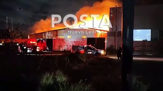 Sofocan bomberos incendio de bodega en Apodaca