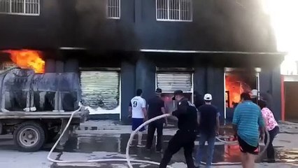 Impresionante incendio destruye la mueblería Ruacho en Las Nieves, Ocampo
