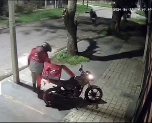 Repartidor se defiende de un intento de robo con un machete (VIDEO)