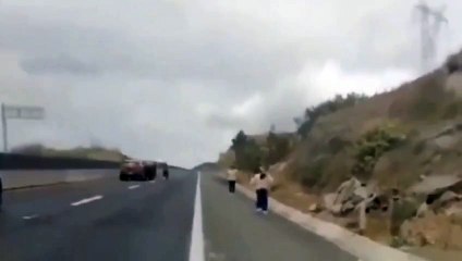 Terror en la carretera: a punta de pistola roban camioneta a familia (VIDEO)