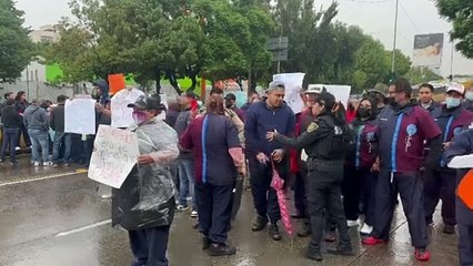 Empleados de limpieza del IPN cierran Circuito Interior, exigen pago