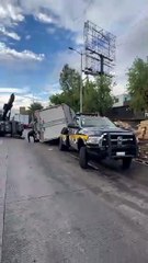 Camioneta cargada de perecederos vuelca sobre Circuito Interior, no hay heridos