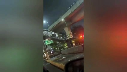 ¡Se creía un transformer! Baja puente peatonal con todo y auto (VIDEO)