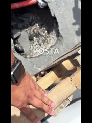 Conductora cae en socavón sobre la calle Washington en Monterrey