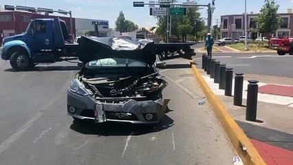 Se le caen los carros a la grúa que los llevaba a reparar después de un choque