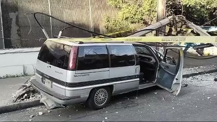 Conductor en estado de ebriedad se lleva poste de luz en Congreso de la Unión