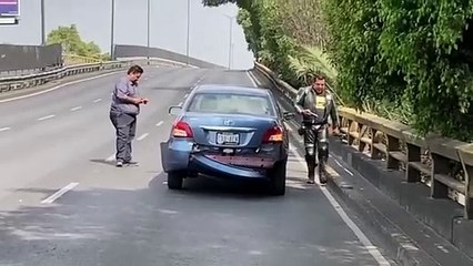 Muere motociclista prensada por auto y autobús de transporte público