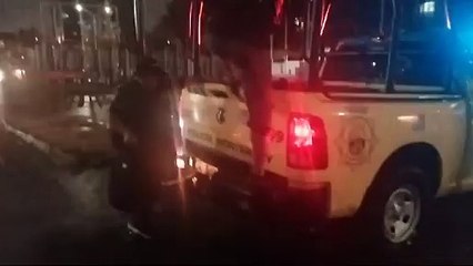 Policías dan aventón a usuarios varados por transporte