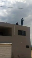 Video: policías municipales evitan que un muchacho se quite la vida