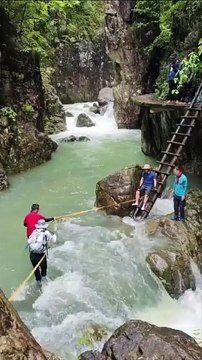 Mueren turistas ahogados mientras cruzaban un río (VIDEO)