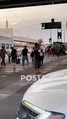 Artista callejero gana hasta 300 pesos haciendo malabares en Monterrey