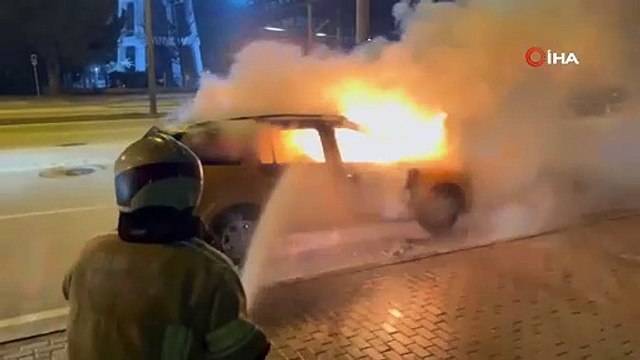 Seyir halinde bir anda alev alan araç kullanılamaz hale geldi