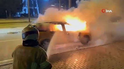 Seyir halinde bir anda alev alan araç kullanılamaz hale geldi