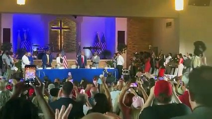 Visita Trump iglesia en Detroit en intento por llegar a los votos afroamericanos