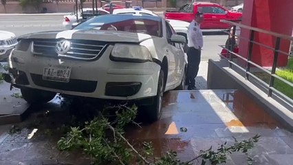 Vehículo pierde el control y causa accidente en restaurante de Saltillo