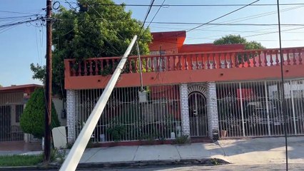 Riesgo por poste a punto de caer en colonia Roma en Monterrey