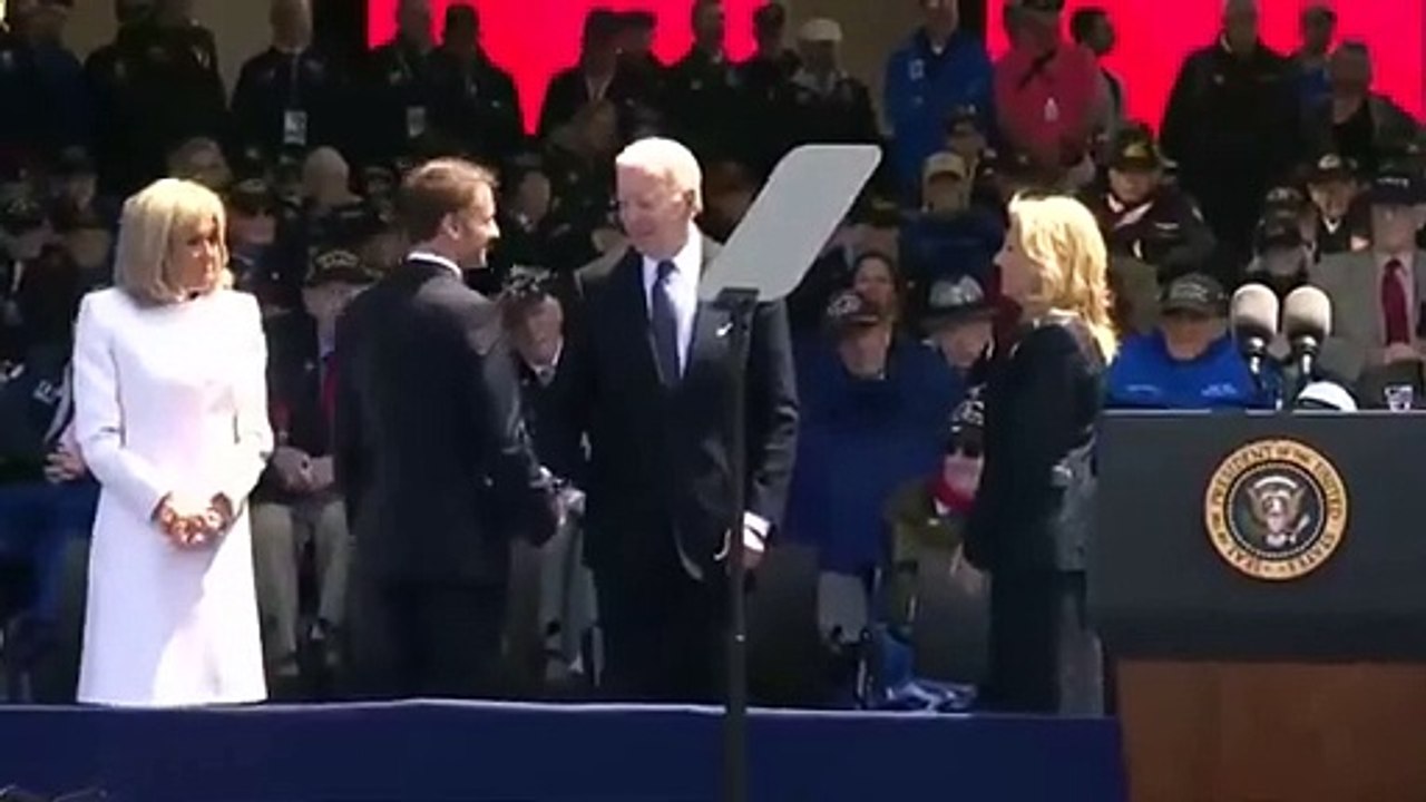 Joe Biden y su extraño comportamiento en Francia, ¿buscaba sentarse? (VIDEO)