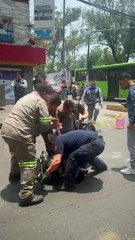 Moto cae a coladera sin tapa, conductor resultó herido