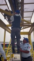 Rescatan a hombre de Veracruz en puente peatonal de Monterrey