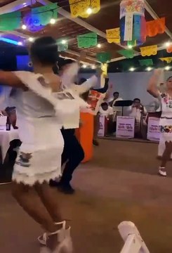 Pareja baila jarana al compás de la canción Contigo Aprendí