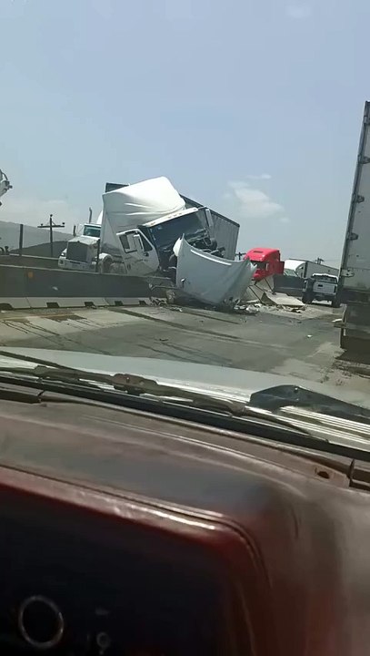 Caos vial por choque entre tráiler y camioneta en el Libramiento Noreste (VIDEO)