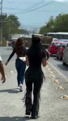 Sorprende Karely Ruiz vendiendo pays en Guadalupe (VIDEO)