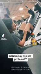 ¡Solo proteína! Joven come alimento para perro en gimnasio