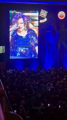 Alcione interrompe show no Recife ao passar mal duas vezes